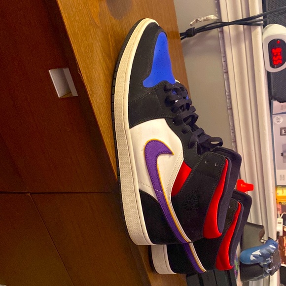 jordan mid lakers top 3